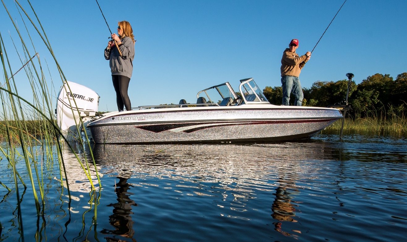 Рыба в лодке. Катер Bass Fishing Boat. Рыбак на катере. Рыбацкая лодка с рыбаками. Рыбак в лодке.